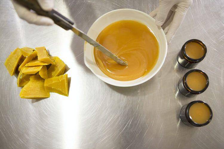 Contoh bentuk beeswax yang digunakan untuk kosmetik (unsplash.com/@beenaturalles)