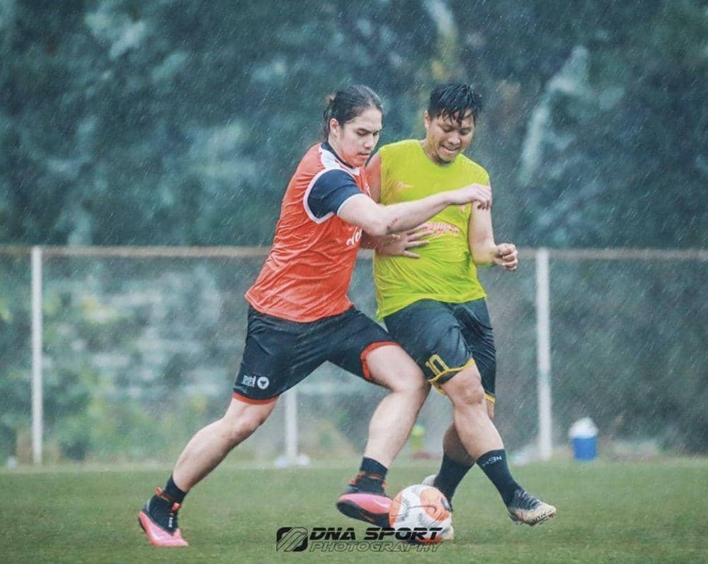 potret El Rumi bermain sepak bola (instagram.com/elelrumi)