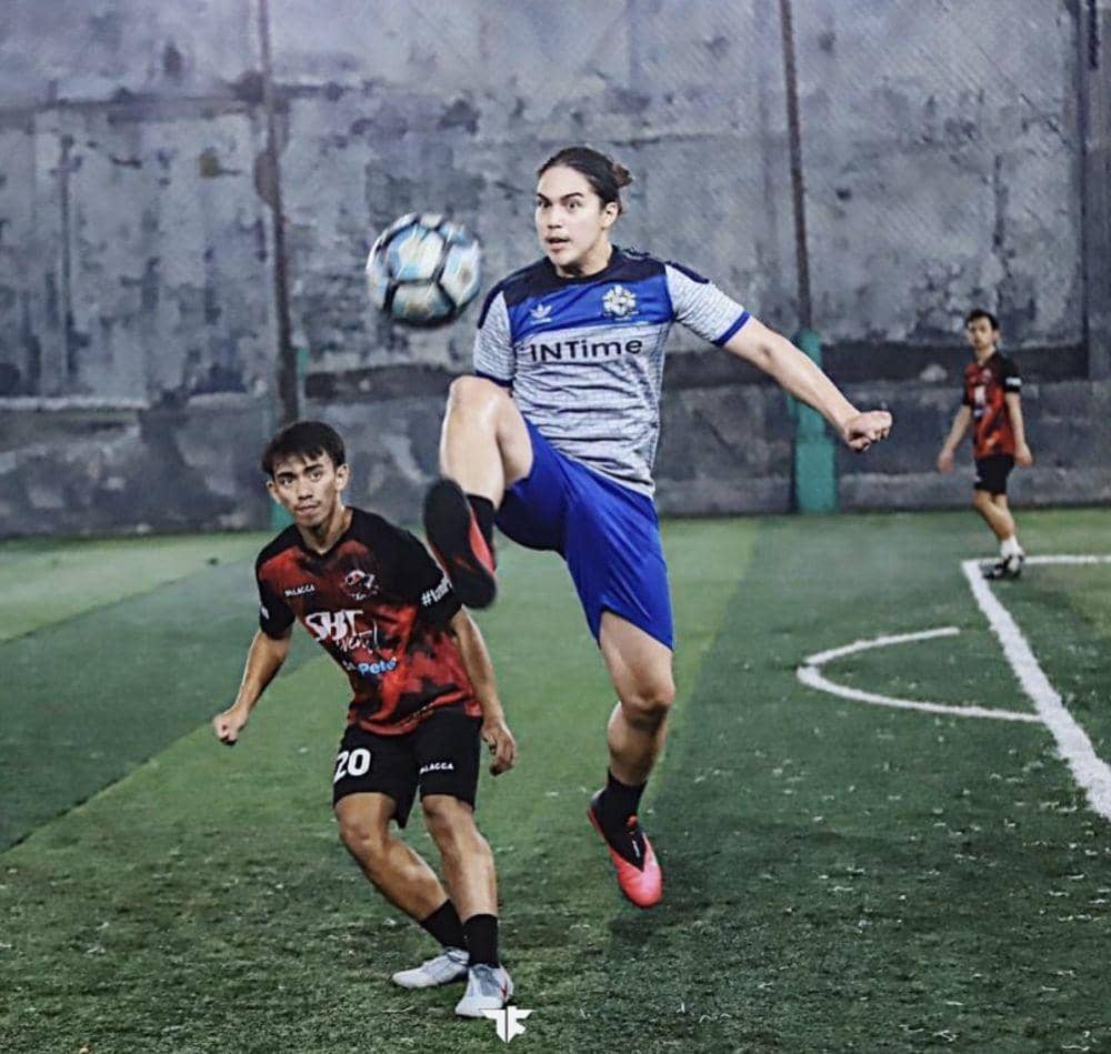 potret El Rumi bermain sepak bola (instagram.com/elelrumi)