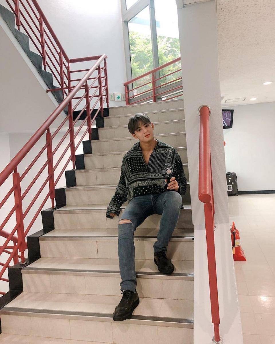 Ide outfit kasual ala Mingyu SVT (Instagram.com/mingyuuniverse)
