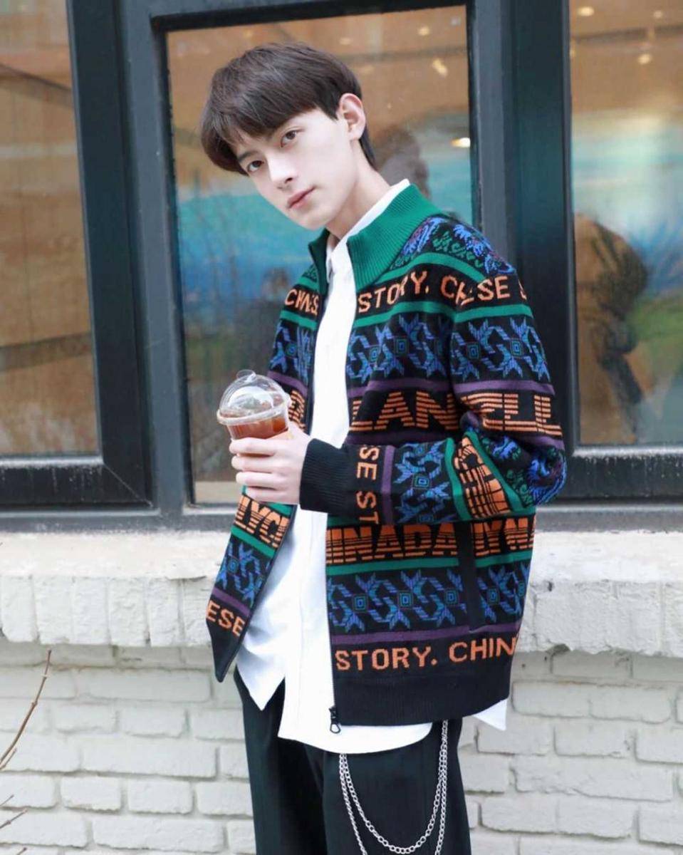 Chen He Yi (instagram.com/chenheyi_1012)
