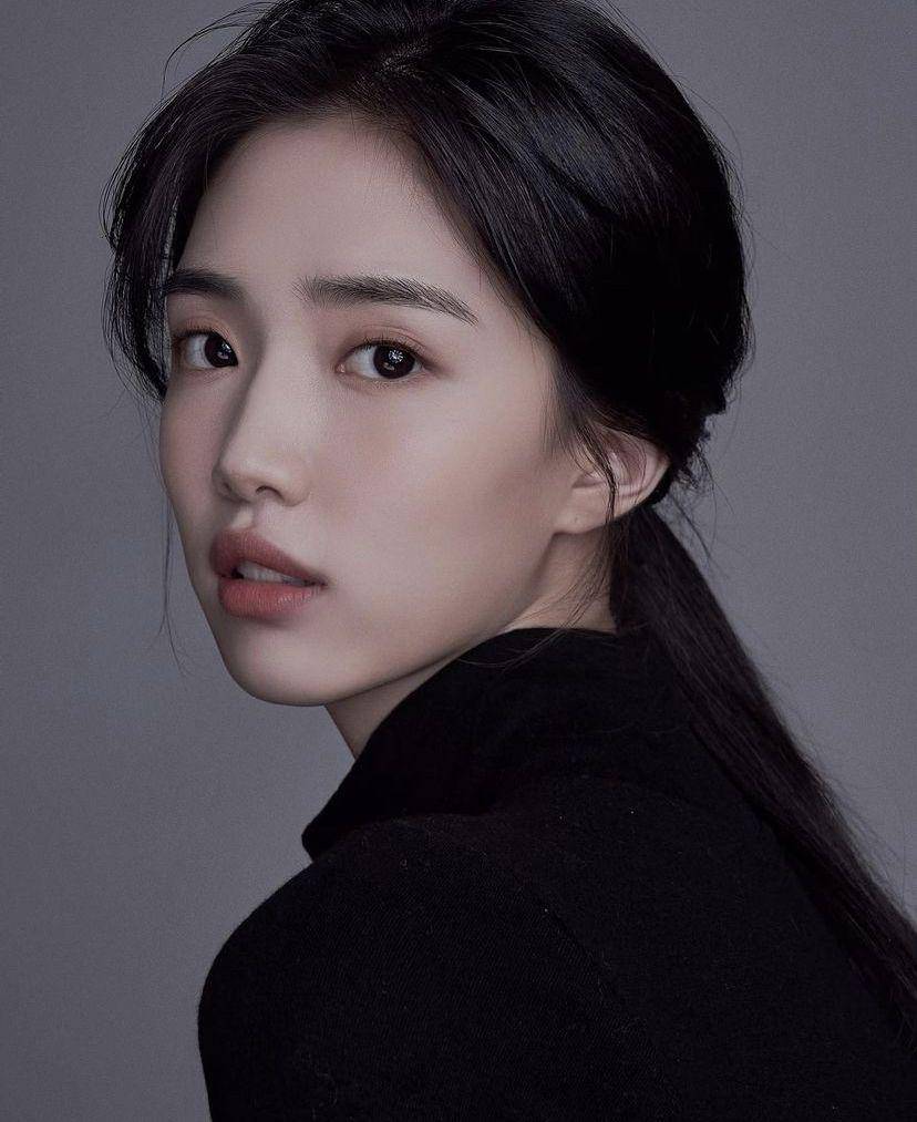 Yoon Seo Ah (instagram.com/yoonseoah_/)