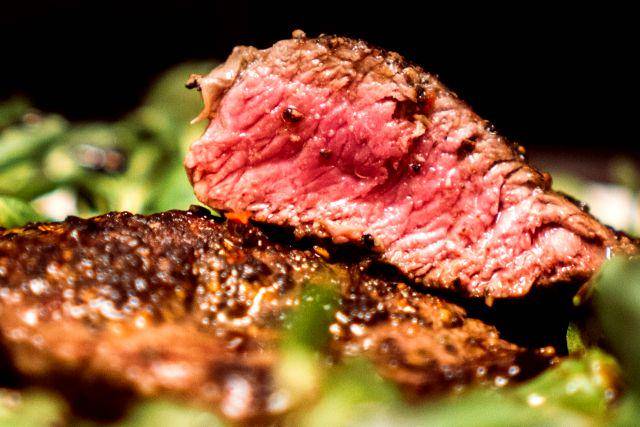 Rare meat (unsplash.com/Justus Menke)