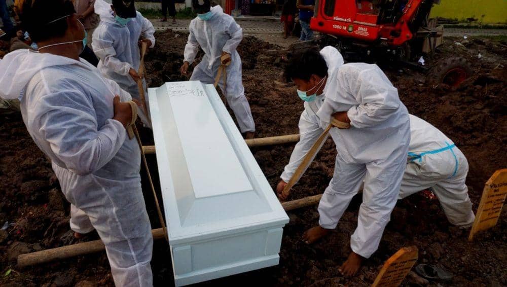 Penggali makam TPU Selapajang (IDN Times/Muhamad Iqbal)