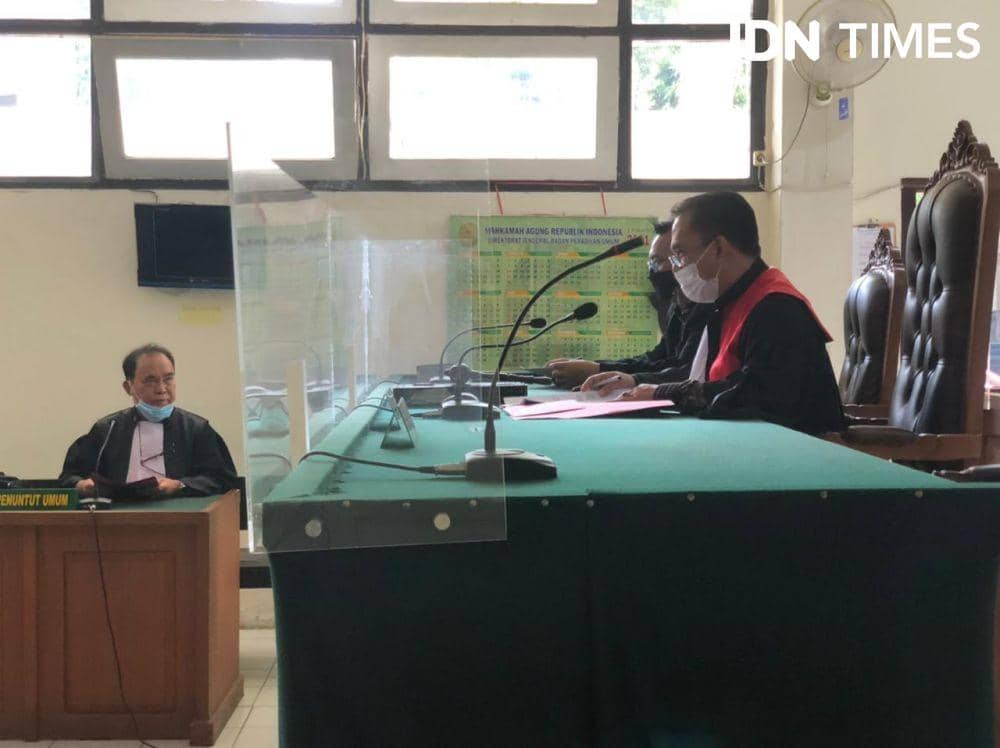 Sidang Praperadilan tersangka kasus korupsi Masjid Sriwijaya Mukti Sulaiman dipimpin Majelis Hakim PN Palembang Harun Yulianto (IDN Times/Rangga Erfizal)
