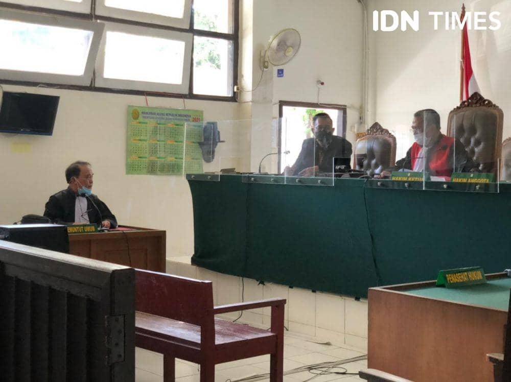 Sidang Praperadilan tersangka kasus korupsi Masjid Sriwijaya Mukti Sulaiman dipimpin Majelis Hakim PN Palembang Harun Yulianto (IDN Times/Rangga Erfizal)