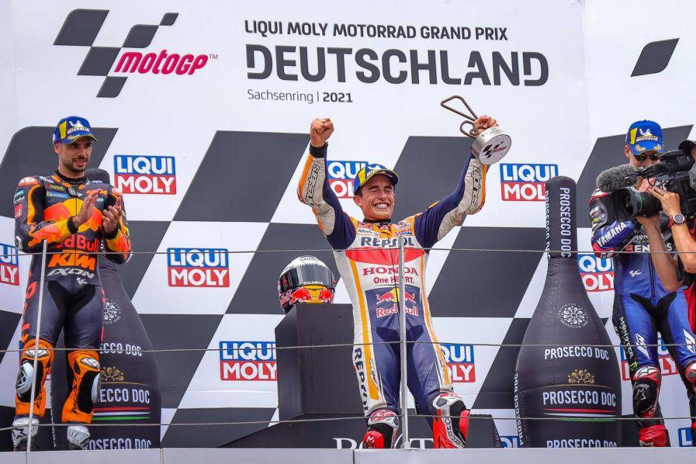 Marc Marquez tampak bahagia usai finis pertama di GP Jerman (motogp.com)