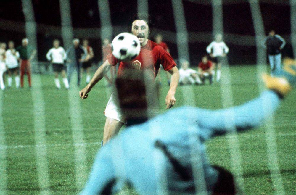 Gol penalti Antonin Panenka (thesefootballtimes.co)