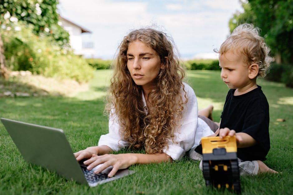 5 Panduan Screen Time si Kecil untuk Orangtua, dari Usia hingga Contoh