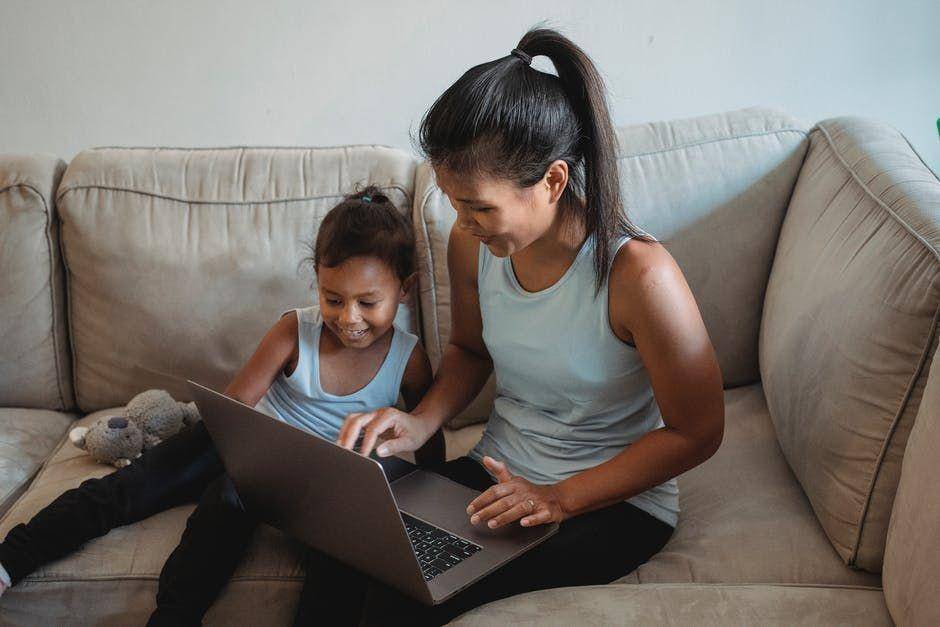 ilustrasi panduan screen time si kecil untuk orang tua (pexels.com/Kamaji Ogino)