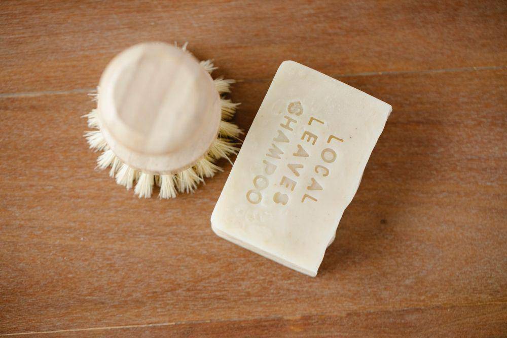 Shampoo bar beserta sikat kayu (Pexels.com/Sarah Chai)