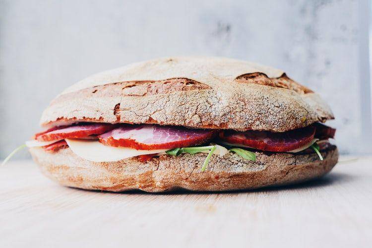 ilustrasi salmon banh mi (unsplash.com/Eaters Collective)