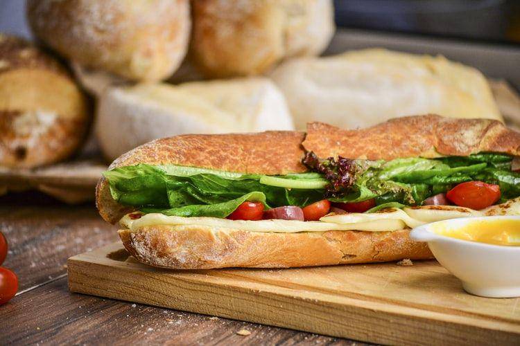 ilustrasi lemongrass chicken banh mi (unsplash.com/Raphael Nogueira)