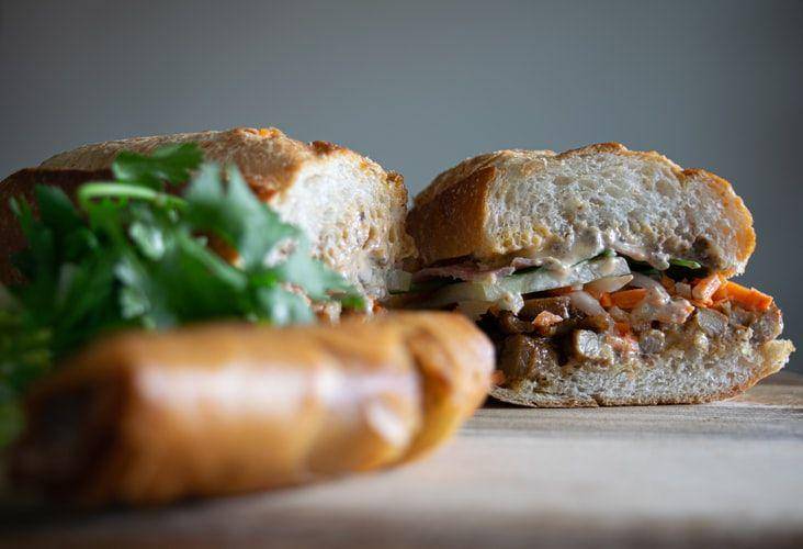 ilustrasi grilled beef banh mi (unsplash.com/Ben Lei)