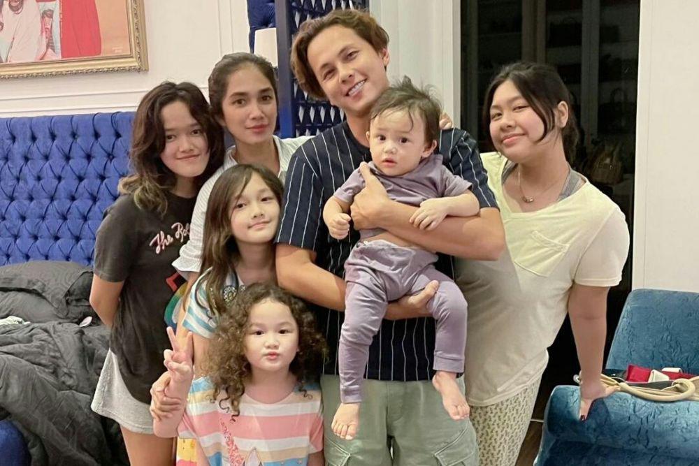 9 Keluarga Artis Indonesia yang Punya Lima Anak, Kompak Banget!