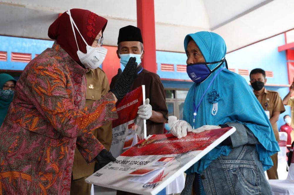Kegiatan penyerahan kartu KKS di Balai Desa Kanigoro, Kabupaten Malang. (dok. Humas Kemensos)
