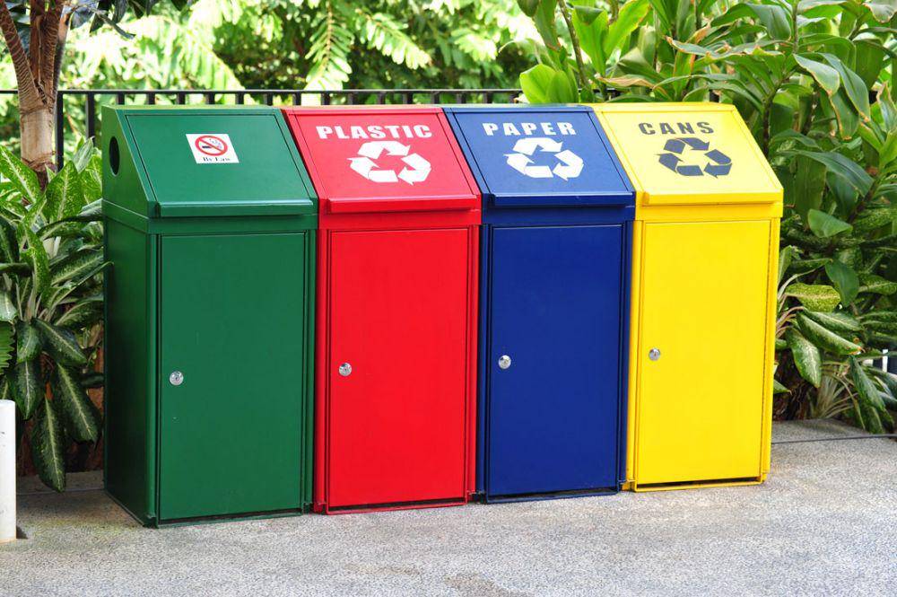Pilah dan buang sampah berdasarkan jenisnya. (peoplesdailyng.com)