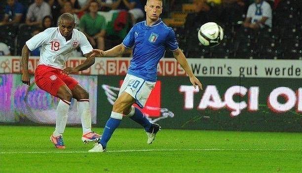 Sepakan Jermain Defoe bawa Inggris kalahkan Italia di laga friendly tahun 2012. (bbc.com)
