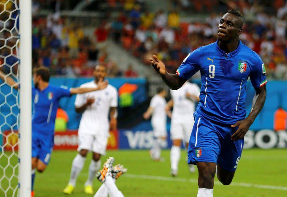 Gol Mario Balotelli pastikan kemenangan Italia atas Inggris di Piala Dunia 2014. (usatodaysports.com)