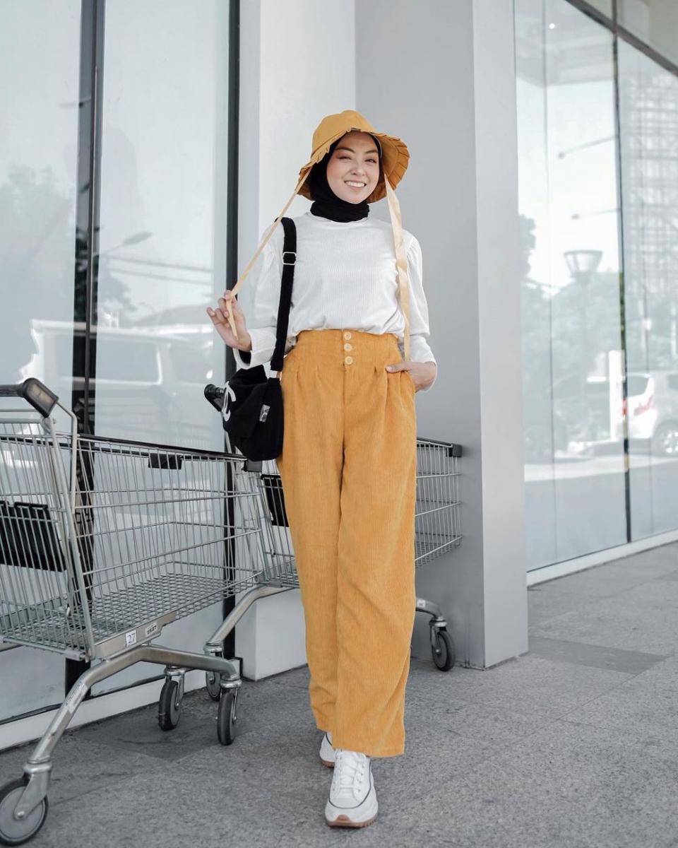 potret inspirasi outfit dengan atasan serba putih ala Meirani Amalia (instagram.com/meiraniap)