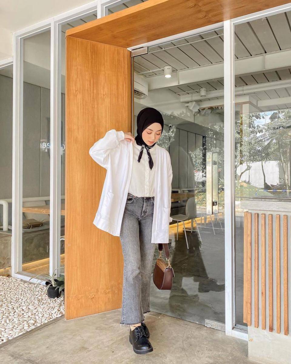 potret inspirasi outfit dengan atasan serba putih ala Meirani Amalia (instagram.com/meiraniap)