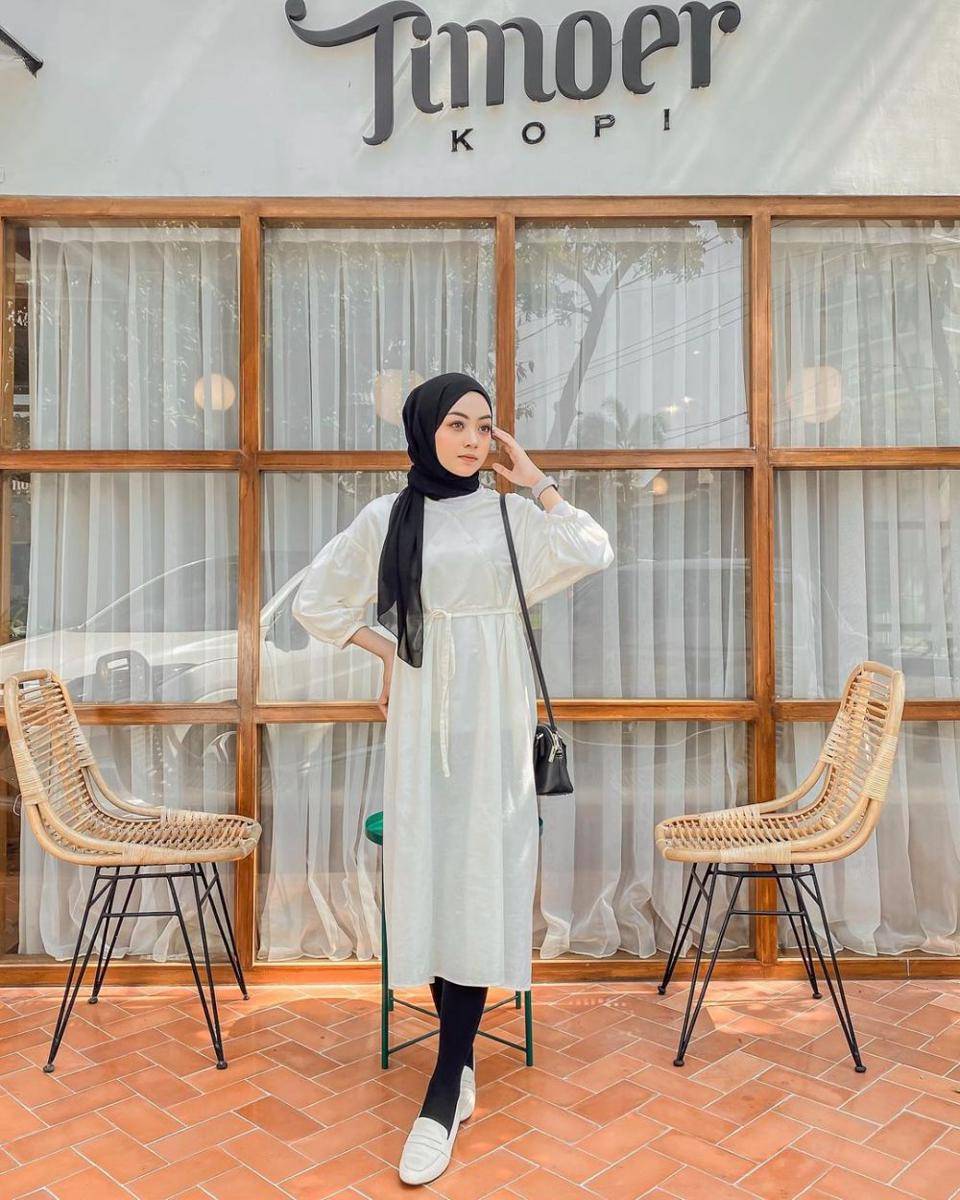 potret inspirasi outfit dengan atasan serba putih ala Meirani Amalia (instagram.com/meiraniap)