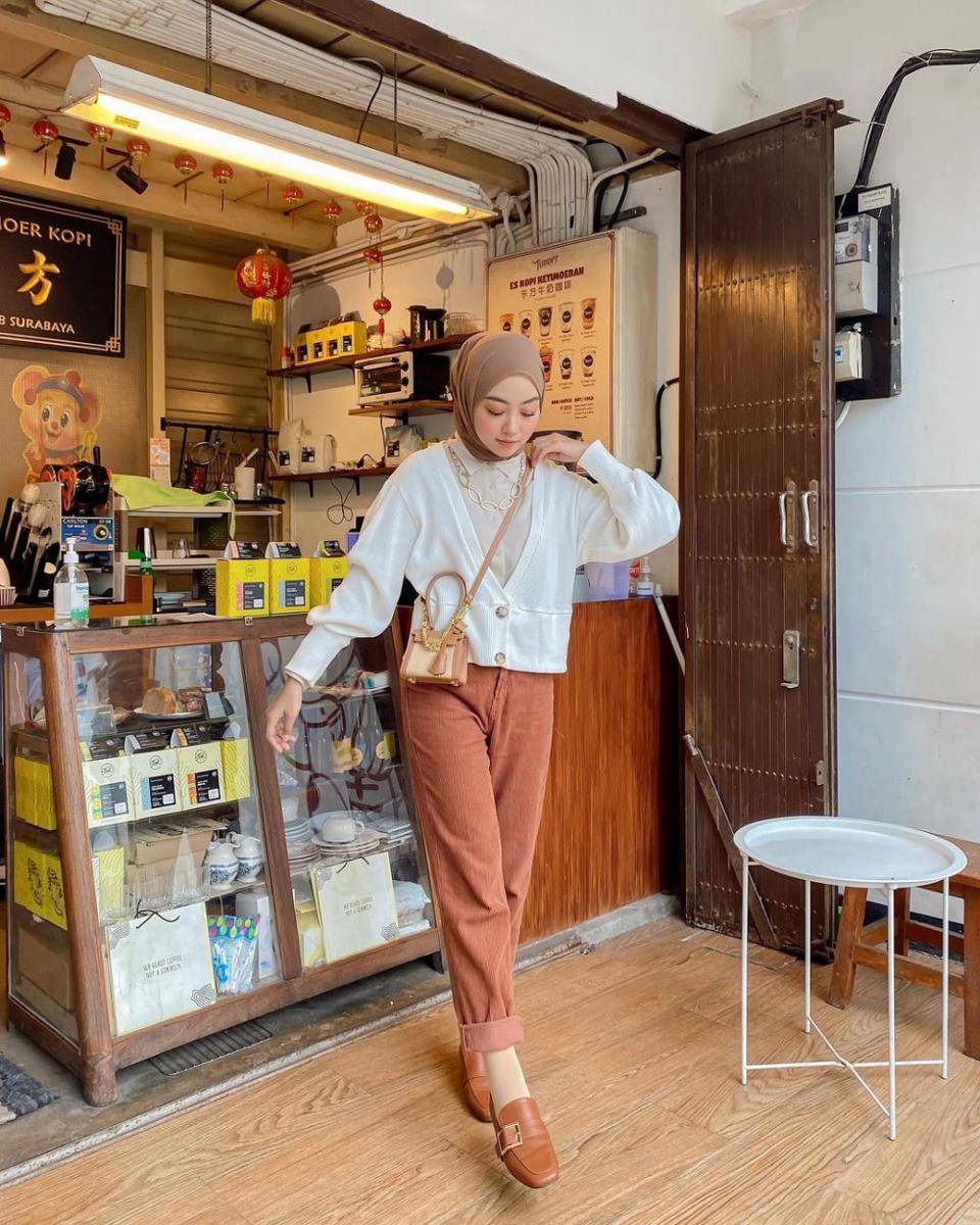 potret inspirasi outfit dengan atasan serba putih ala Meirani Amalia (instagram.com/meiraniap)