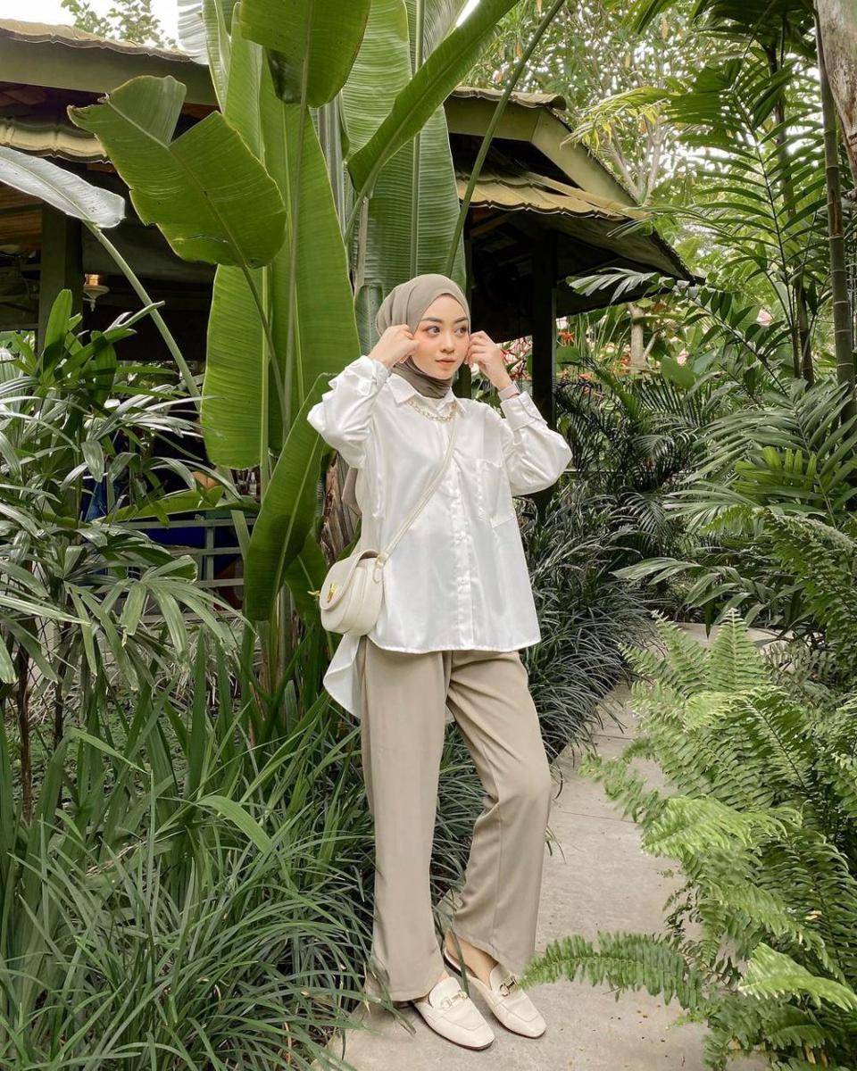 potret inspirasi outfit dengan atasan serba putih ala Meirani Amalia (instagram.com/meiraniap)