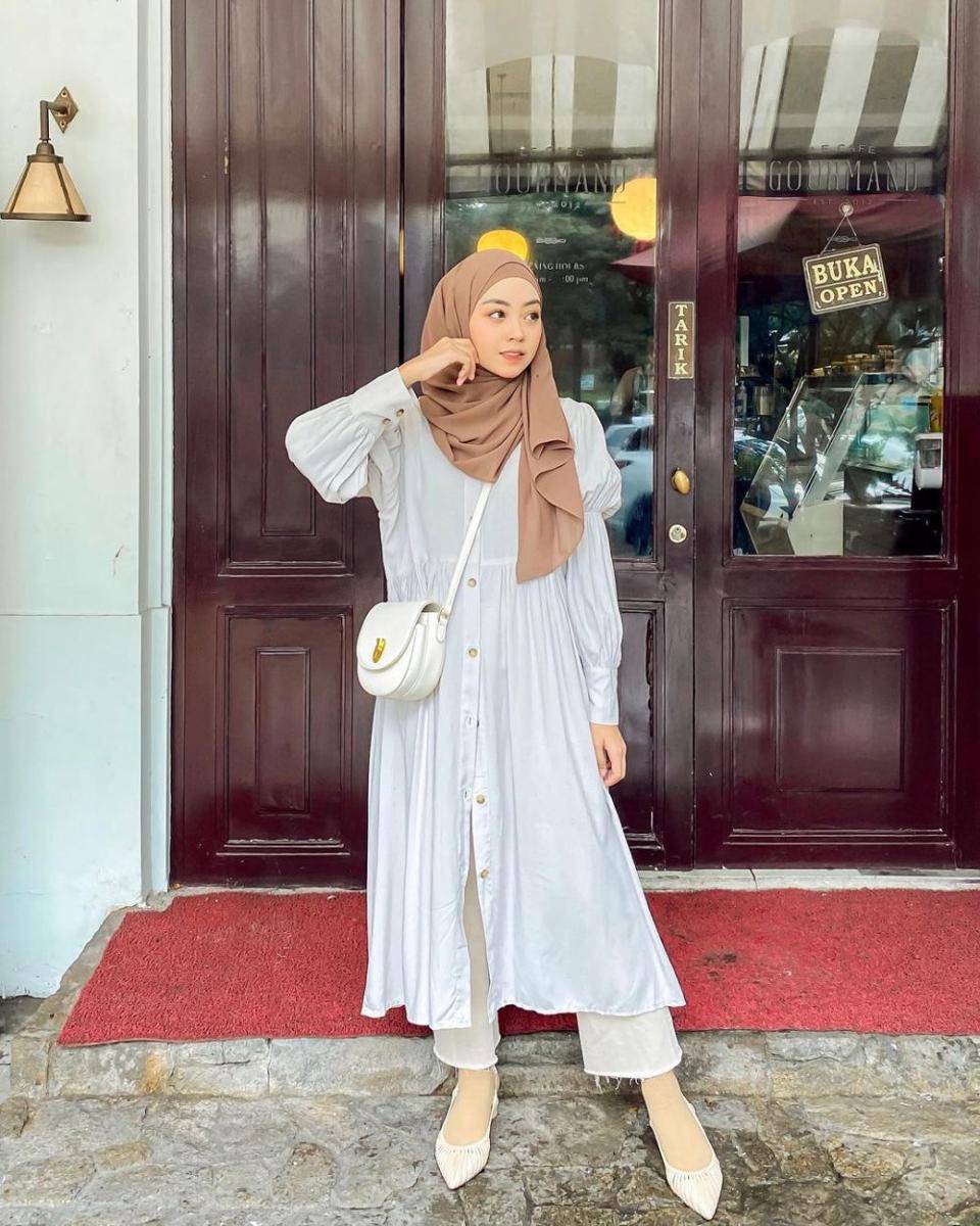potret inspirasi outfit dengan atasan serba putih ala Meirani Amalia (instagram.com/meiraniap)
