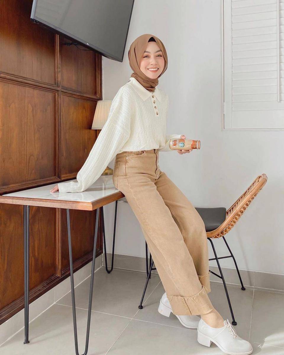 potret inspirasi outfit dengan atasan serba putih ala Meirani Amalia (instagram.com/meiraniap)