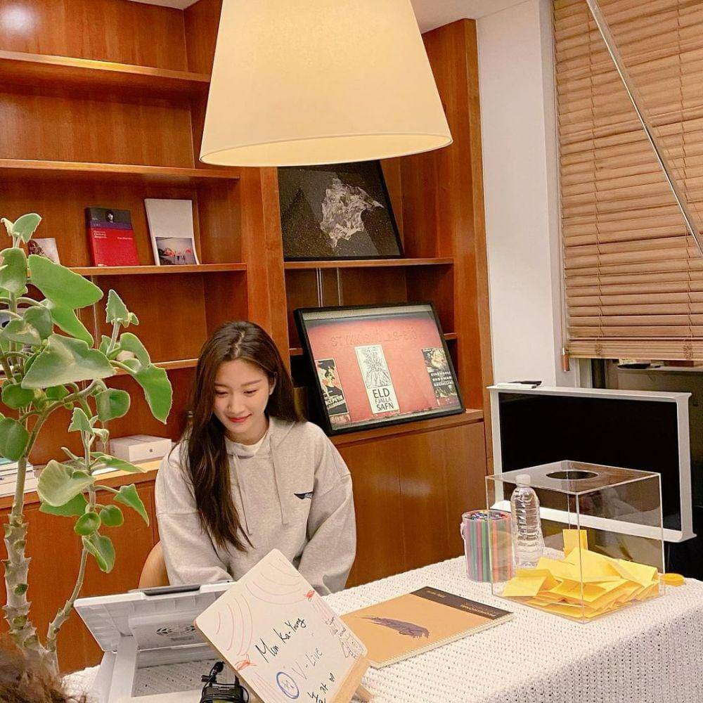 Moon Ga Young (instagram.com/m_kayoung)