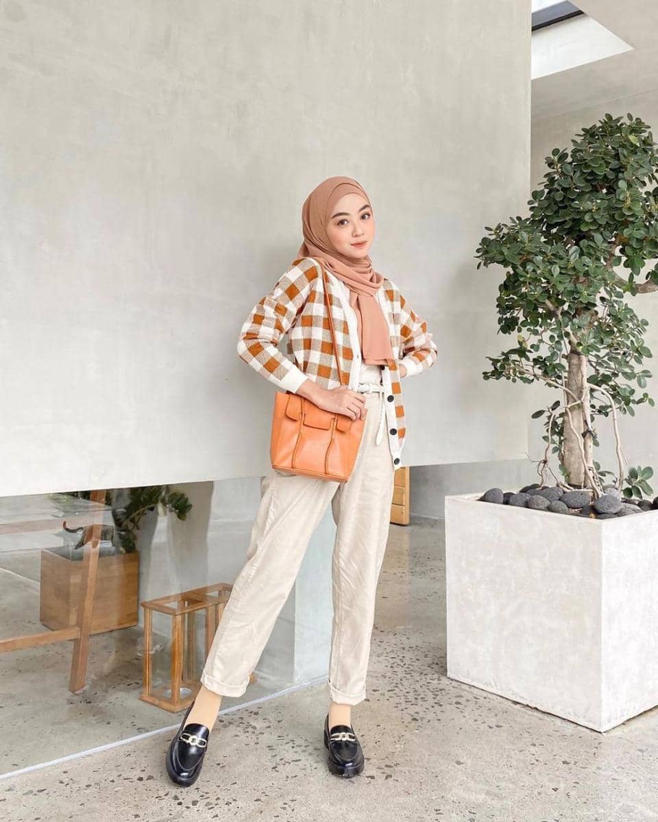 Outfit bermotif plaid ala Meirani Amalia (instagram.com/meiraniap)