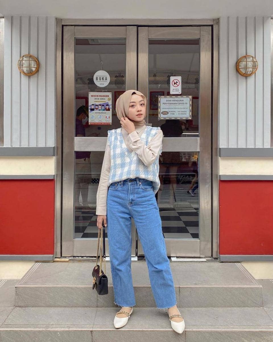 Outfit bermotif plaid ala Meirani Amalia (instagram.com/meiraniap)
