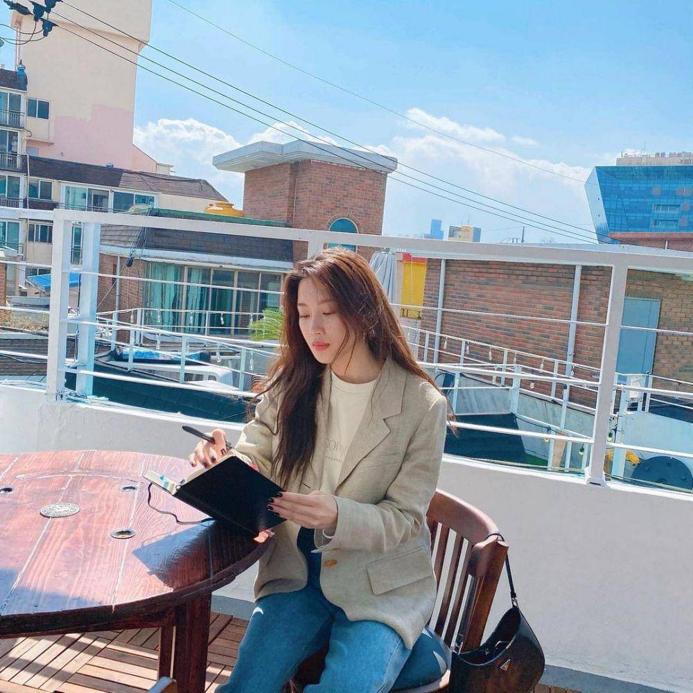 Moon Ga Young (instagram.com/m_kayoung)