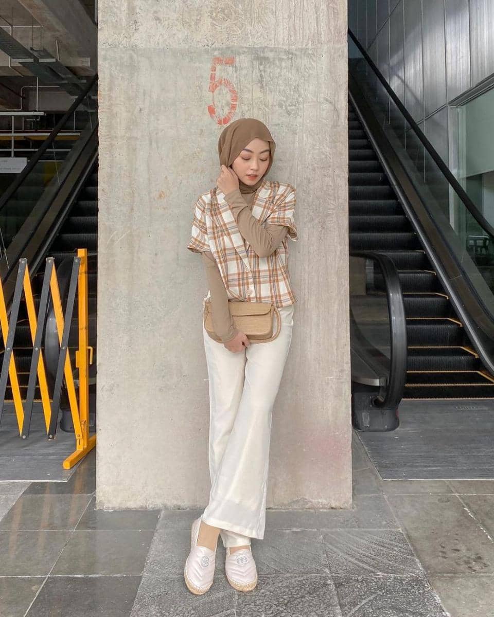 Outfit bermotif plaid ala Meirani Amalia (instagram.com/meiraniap)