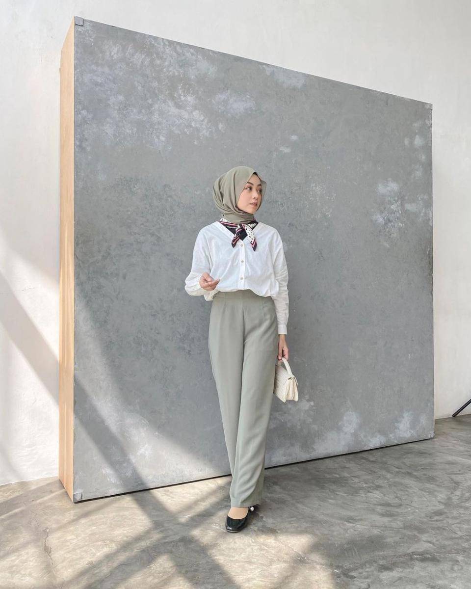 potret inspirasi outfit dengan atasan serba putih ala Meirani Amalia (instagram.com/meiraniap)