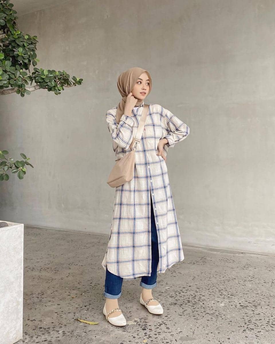 Outfit bermotif plaid ala Meirani Amalia (instagram.com/meiraniap)