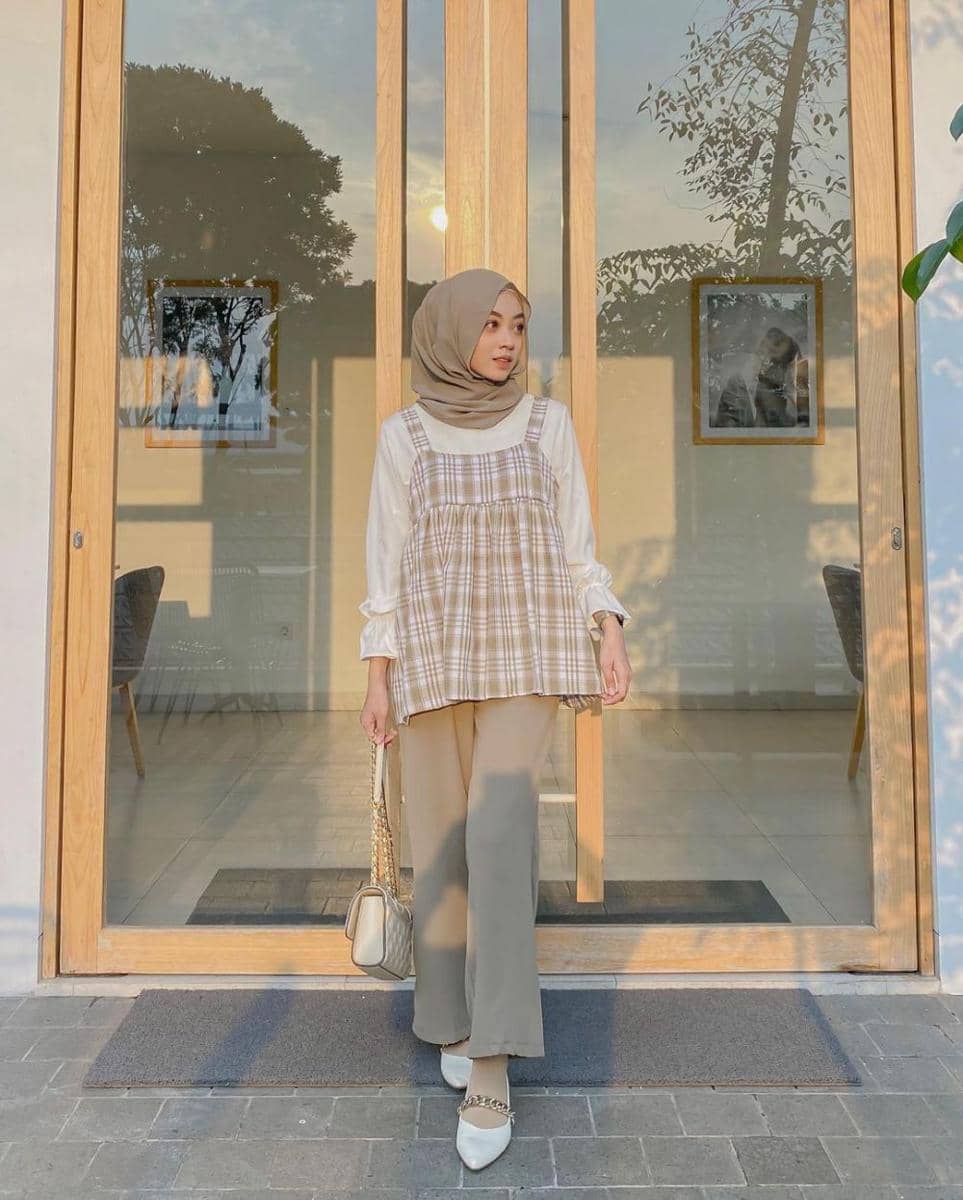 Outfit bermotif plaid ala Meirani Amalia (instagram.com/meiraniap)