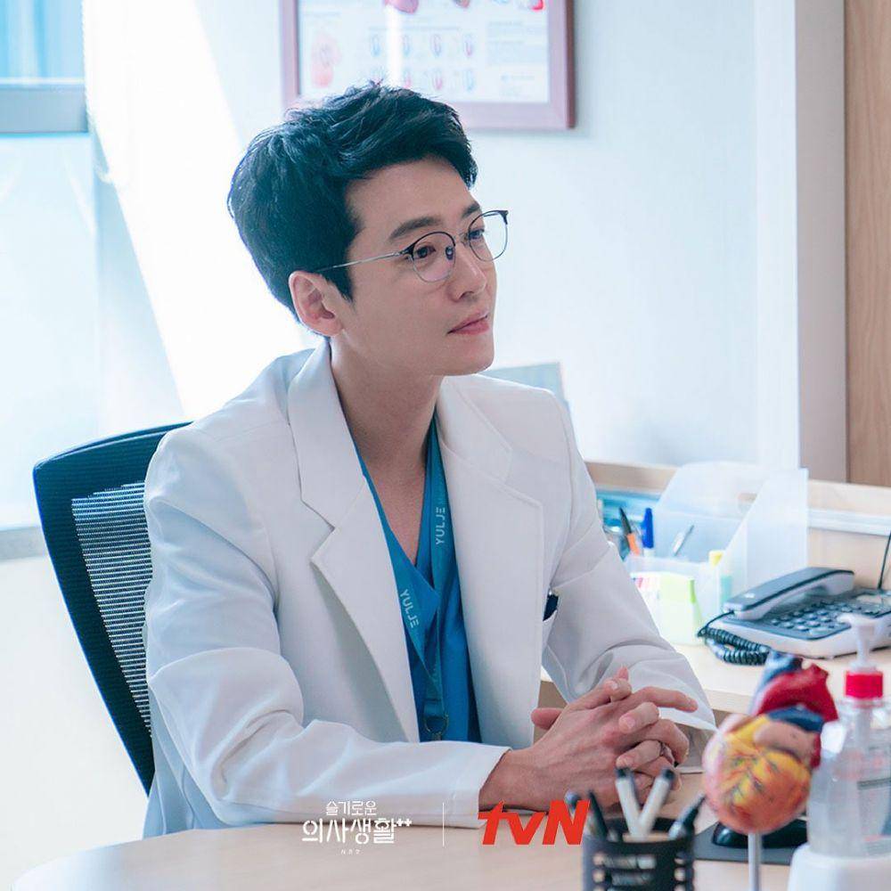 Jung Kyung Ho di Drama Hospital Playlist (instagram.com/hospitalplaylist_official)
