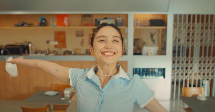 9 Potret Charming Leah Kim, Cameo di MV BTS 'Permission to Dance'