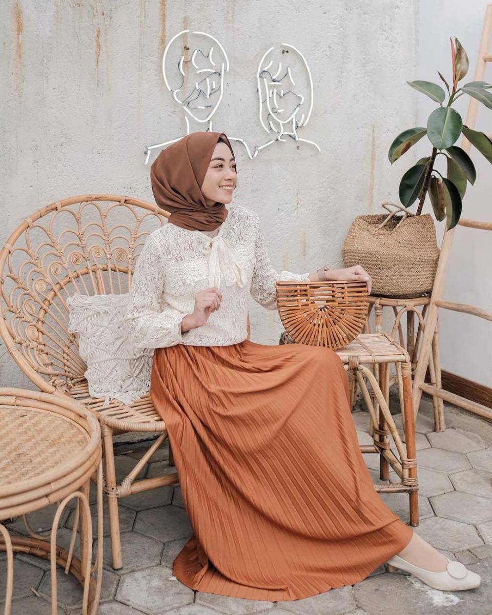 potret inspirasi outfit dengan atasan serba putih ala Meirani Amalia (instagram.com/meiraniap)