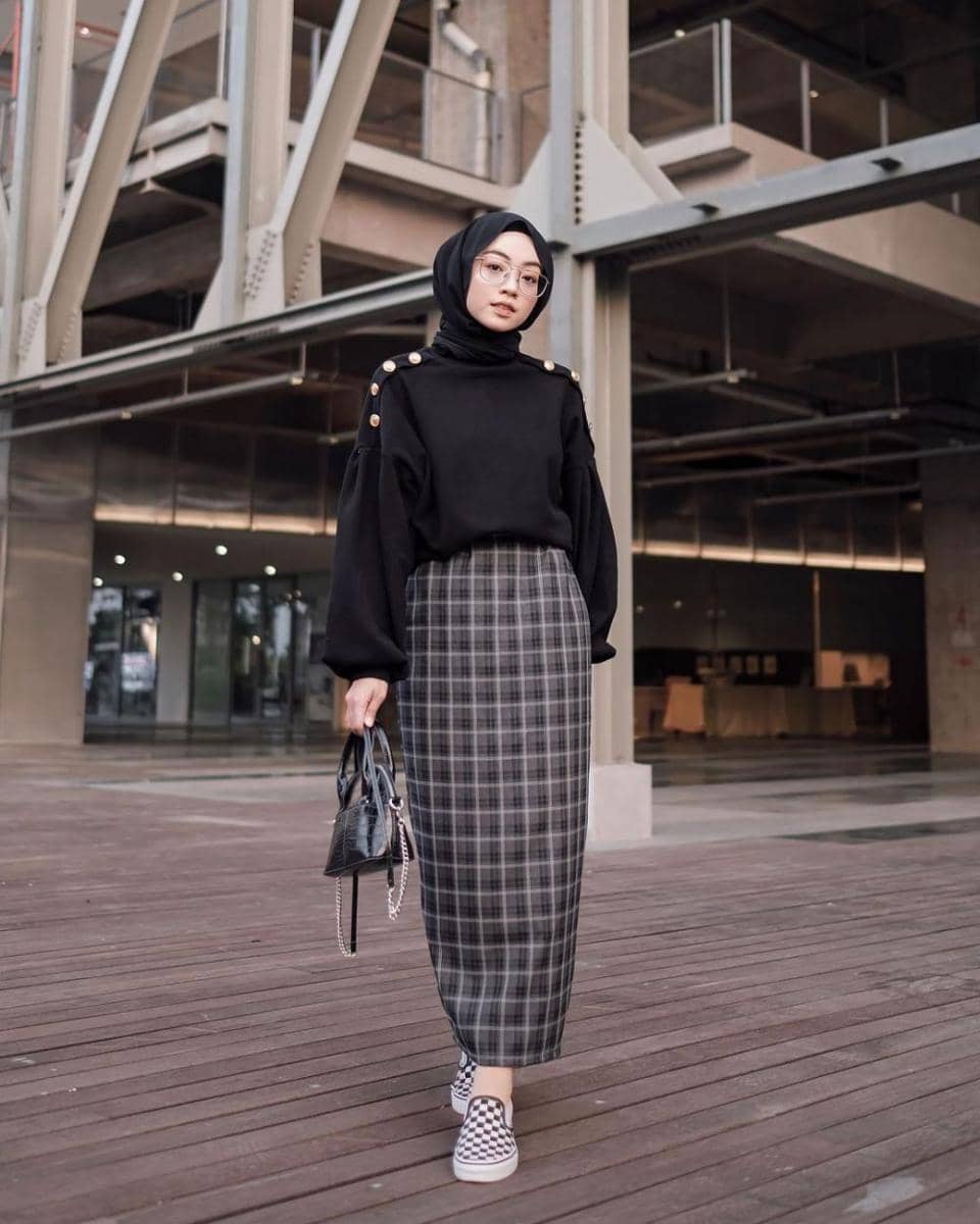 Outfit bermotif plaid ala Meirani Amalia (instagram.com/meiraniap)
