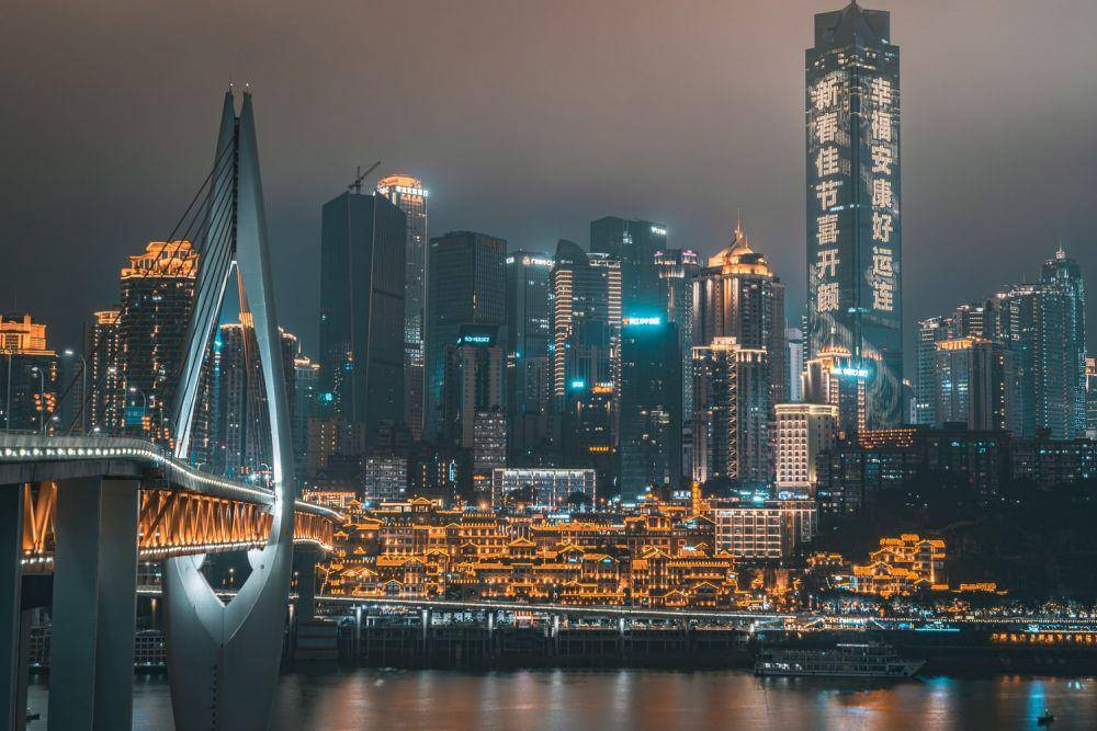 Salah satu kota di China pada saat malam hari. (unsplash.com/Jerry Wang)
