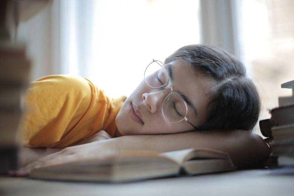 ilustrasi wanita tertidur (pexels.com/Andrea Piacquadio)