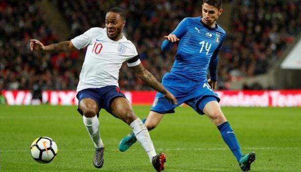 Raheem Sterling dan Jorginho beraksi di laga Inggris vs Italia pada 2018. (bbc.com)