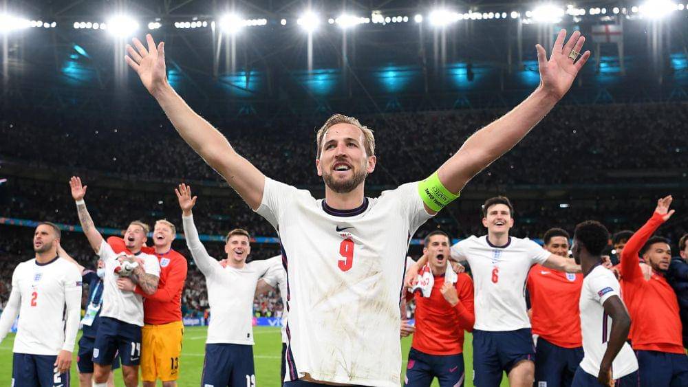 Timnas Inggris rayakan kesuksesan lolos ke final Piala Eropa 2020. (uefa.com)