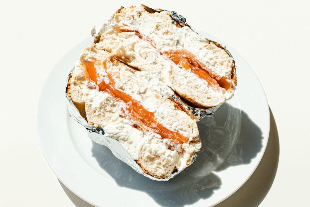 5 Kreasi Salmon Bagel untuk Makan Siang Praktis dan Mengenyangkan