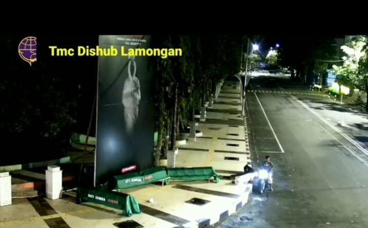 Dua Pria di Lamongan Nekat Curi 'Pocong' di Alun-alun Kota