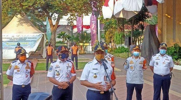 Gubernur DKI Jakarta Anies Baswedan bersama Kadishub Syafrin Liputo saat apel simbolis pencopotan delapan anggota PJLP Dishub DKI Jakarta yang nongkrong di warung kopi saat PPKM Darurat. (instagram.com/sudinhub_jaktim)