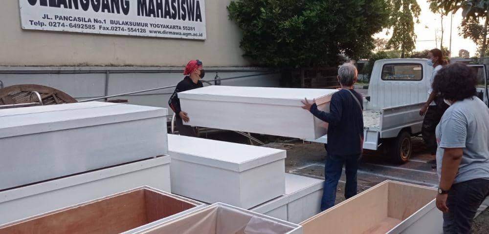 Relawan pembuat peti mati di Sleman. Dok: istimewa